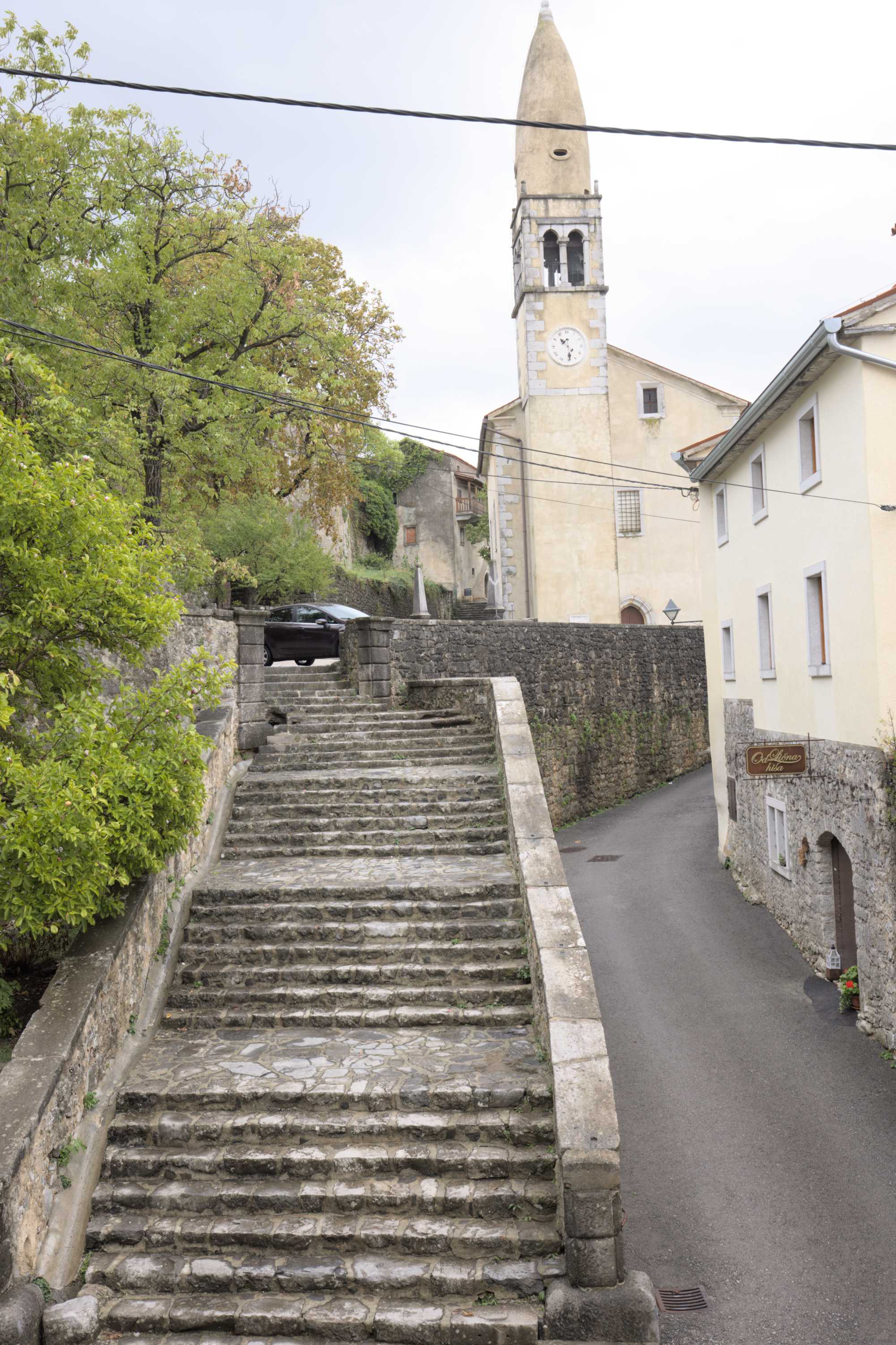 Lokation: Slowenien | Westslowenien | Küsten- und Karstgebiet | Komen Kategorien: Kirche, Treppen, Datum: 15.09.2022